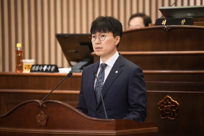 원주영 남양주시의원이 집행부에 “신청사 건립기금 적립과 청사 이전에 대한 구체적 계획 및 추진과정에 대한 정확한 사실들을 적극적으로 홍보해 줄 것”을 요청하고 있다. (사진=남양주시의회 제공)