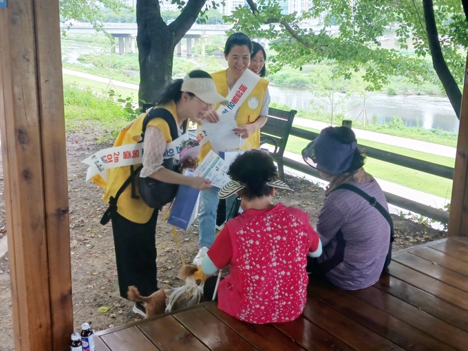 광명시는지난 20일 철산역과 안양천 일대에서 올바른 반려문화 정착을 위한 민·관 합동 캠페인을 벌였다. (사진=광명시 제공)