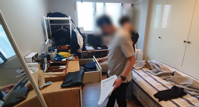  경찰이 투자자들로 부터 수천 억을 편취한 폰지사기 일당을 압수수색 하는 장면. (사진=경기남부경찰청 제공)
