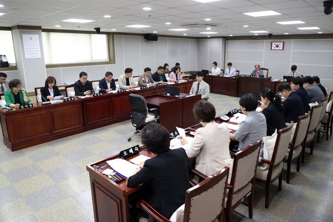 지난 20일 수원시의회 회의실에서 수원시의회 예산결산특별위원들이 추경예산안을 심의하고 있다. (사진=수원시의회 제공)