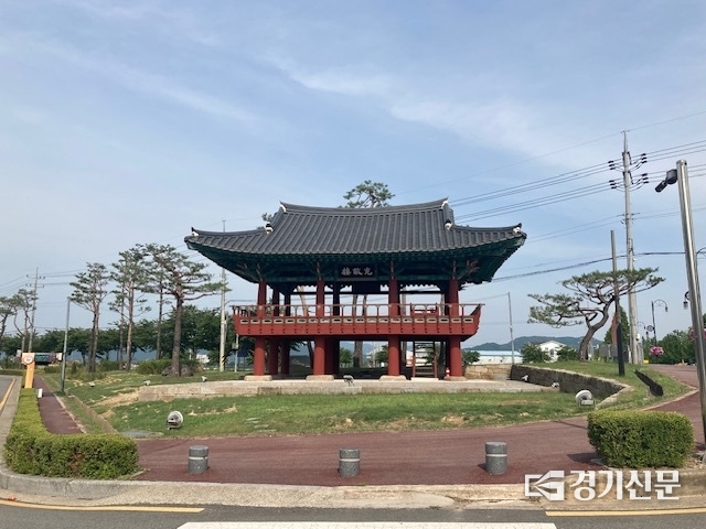 봉산로터리에 위치한 ‘극적루(克敵樓)’ 전경. (사진=안성시 제공)