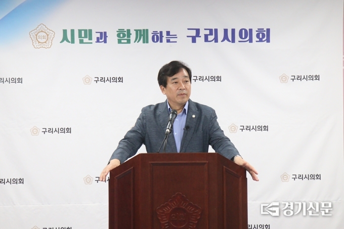 구리시의회 권봉수 의장이 21일 의회 멀티룸에서 올 6월 2차 의정 브리핑을 열고 제326회 제1차 정례회 추가 상정안건에 대해 설명하고 있다. (사진=구리시의회 제공)