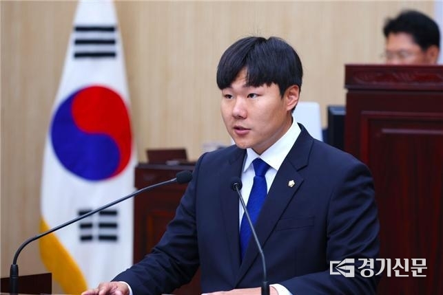최승혁 안성시의원(더불어민주당)이 지난 20일 제214회 정례회 제3차 본회의에서 결의안을 발의하고 있다. (사진=최승혁 의원 제공)