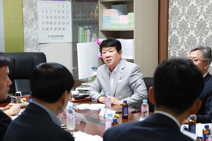 김윤식 신협중앙회장이 신협을 방문해 임직원들과 대화하고 있다. (사진=신협중앙회 제공)