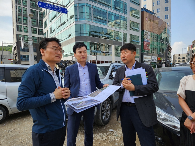 엄진섭 김포시 부시장이 2023년 제1회 추가경정예산(안) 편성을 앞두고 관계자들과 현장행정을 벌이고 있다. (사진=김포시 제공)