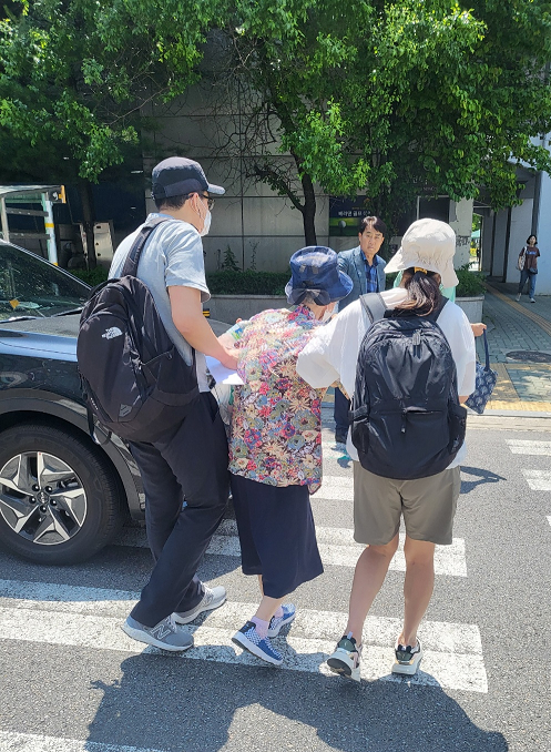 군포 횡단보도 앞에 쓰러진 80대 어르신 구한 2명의 의인이 노인을 부축하고 있다. (사진 = 군포시 제공)