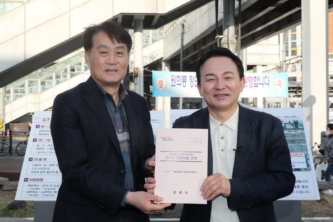 하은호 군포시장이 원희룡국토부장관 군포시 방문당시 근정역 통합개발을 강력히 요구하고 있다. (사진=군포시 제공)