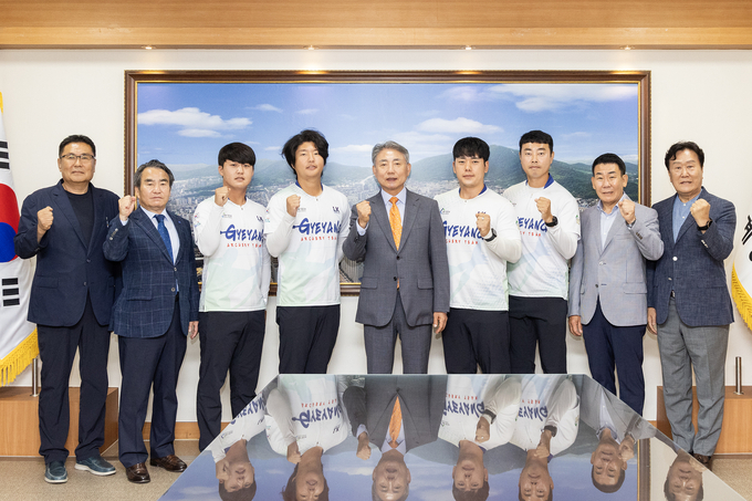 (왼쪽 세 번째부터) 22일 오전 구청 소회의실에서 한종혁, 김종호 선수 (오른쪽 세 번째부터) 박민범, 한우탁 선수가 양궁대회 출전 신고식 후 기념 촬영을 하고 있다. ( 사진 = 계양구 제공 )
