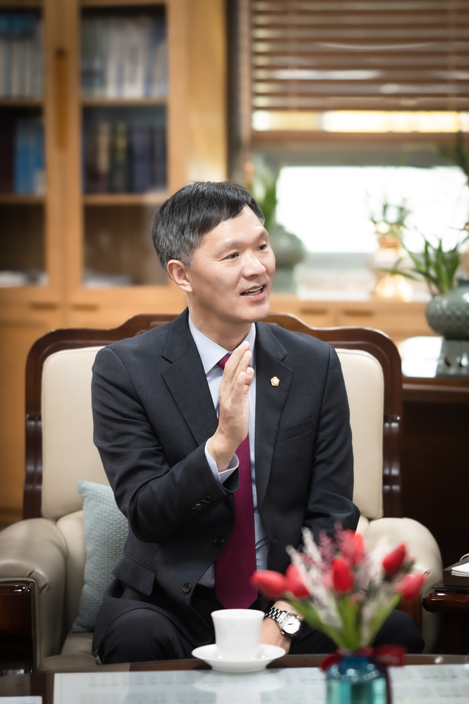 김현택 의장이" 지난 1년간 성원과 격려를 보내주신 시민 여러분들과 동료 의원분들께 감사드린다"며 소회를 밝히고 있다.