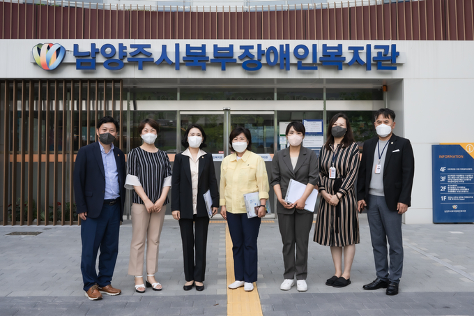 복지환경위원회(위원장 김영실) 가 장애인 관련 단체를 찾아 현안을 청취하고 기념촬영을 하고 있다.(사진=남양주시의회 제공)