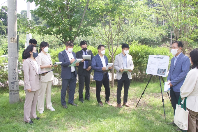 자치행정위원회 (위원장 김지훈.(국)) 가 사업현장을 찾아 관계자들로 부터 설명을 듣고 있다.(사진=남양주시의회 제공)