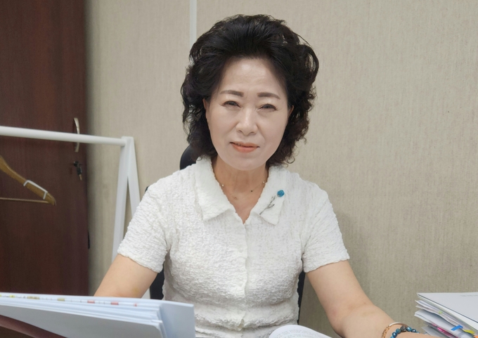 최숙경 의원이 경기신문과 인터뷰하고 있다. ( 사진 = 박지현 기자 )