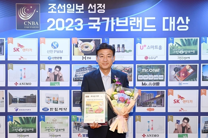 광주시 농특산물 공동브랜드인 자연채가 국가 브랜드 대상을 수상한 가운데, 방세환 광주시장이 상패를 들고 있다. (사진=광주시 제공)