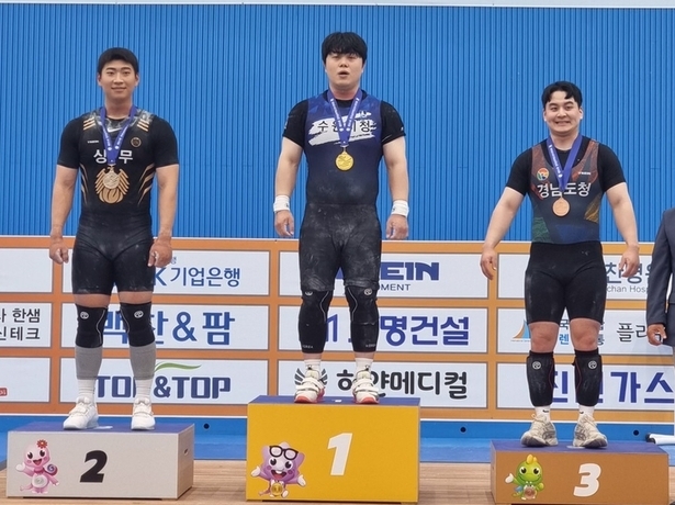 22일 경남 고성군 역도전용경기장에서 진행된 ‘제95회 전국남자역도선수권대회’ 사흘째 남자일반부 96㎏급 합계에서 정상을 차지한 한정훈(수원특례시청)이 기념사진을 찍고 있다. (사진=수원특례시청 제공)