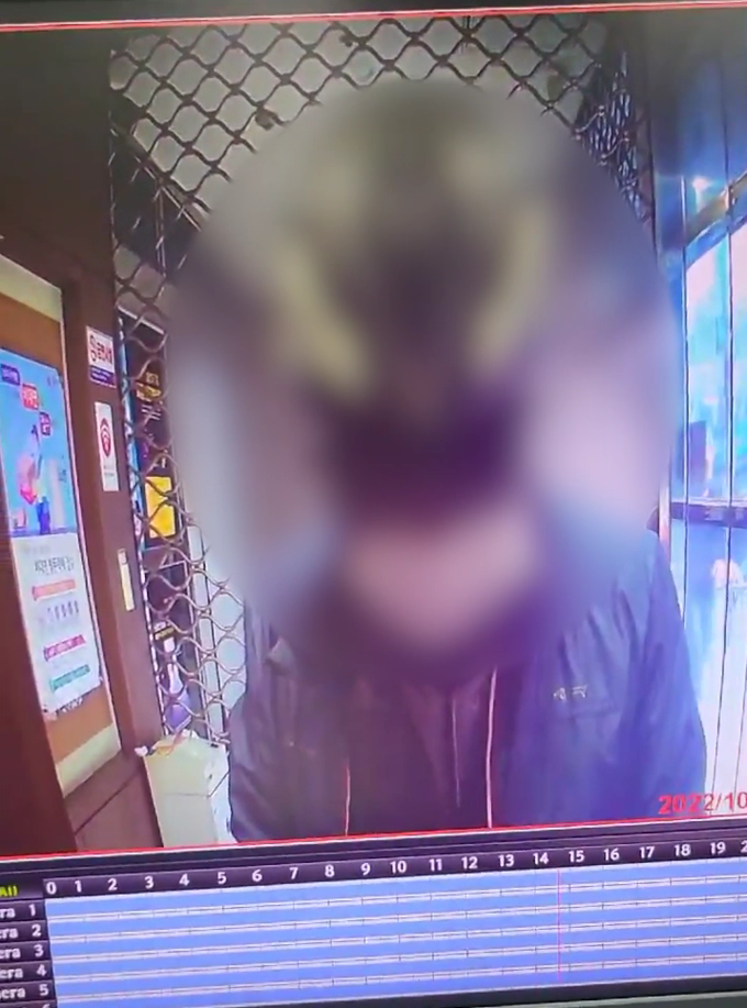  성매수남 개인정보를 수집, 공유한 일당이 범죄수익금을 인출하는 장면이 ATM 카메라에 찍힌 모습. (사진=경기남부경찰청 제공)