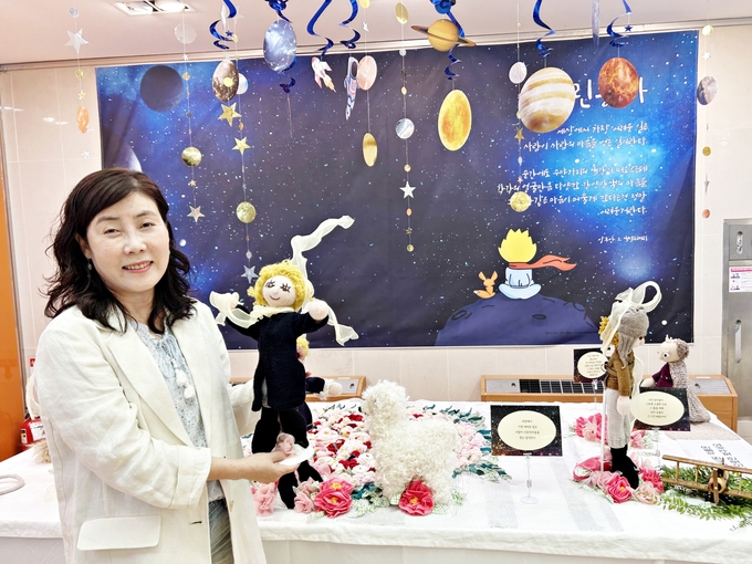 한지영 인형공예 작가가 개인전을 열고 있다. (사진=용인시 제공)