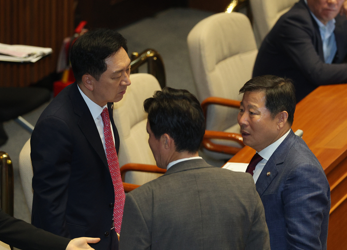 국민의힘 김기현 대표가 지난 21일 국회에서 열린 본회의에서 이철규 사무총장과 대화하고 있다. (사진=연합뉴스)