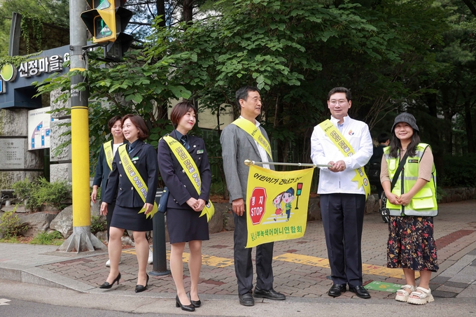 이상일 용인시장이 22일 수지구 풍덕천동 신월초등학교에서 교통안전 지킴이로 변신했다. (사진=용인시 제공)<br>
