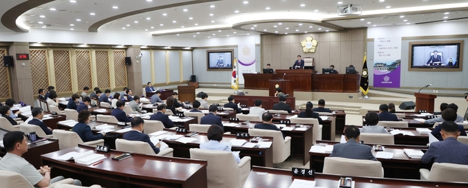 22일 수원시의회 본회의장에서 열린 제2차본회의에서 수원시의원들이 심의·의결을 심사하고 있다. (사진=수원시의회 제공)