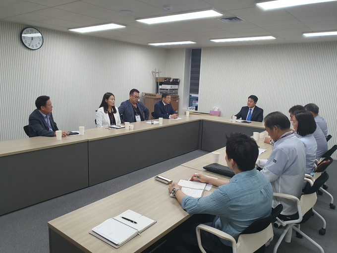 22일 경기도장애인체육회 회의실에서 진행된 간담회에 참석한 경기도장애인체육회, 시·군장애인체육회 사무국장 협의회 관계자들이 회의를 진행하고 있다.