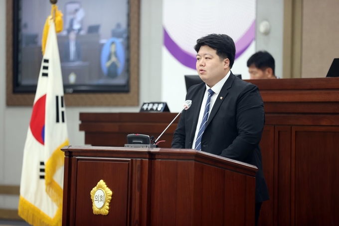 22일 수원시의회 본회의장에서 열린 제2차 본회의에서 배지환 수원시의원이 발언을 하고 있다. (사진=수원시의회 제공)
