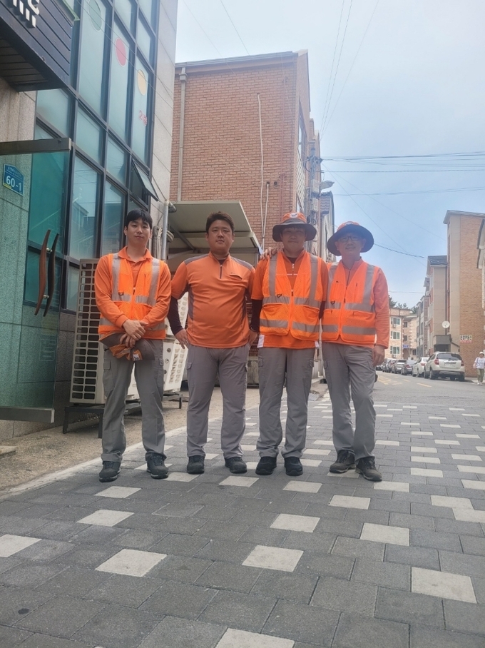 오산시 환경미화원 4명이 운암 상가 화재시 초동 대처로 화재를 초기에 진화해 큰 피해를 막았다. 사진은 김시왕, 이재훈, 이병도, 권진현 주무관. (사진=오산시 제공)
