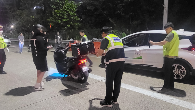 지난 22일 오후 부평경찰서와 부평구, 한국교통안전공단이 이륜차 불법행위를 합동 단속하고 있다. ( 사진 = 부평경찰서 제공 )