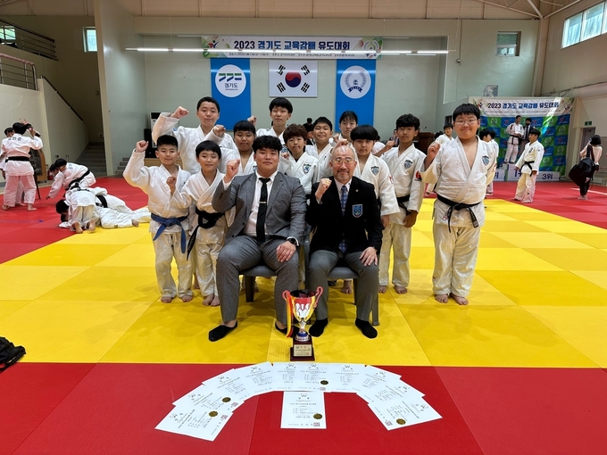 23일 수원특례시 경기도유도회관에서 열린 ‘2023 경기도교육감배 유도대회’에서 입상한 의정부 G-스포츠클럽 선수들이 기념사진을 찍고 있다. (사진=의정부 G-스포츠클럽 제공)