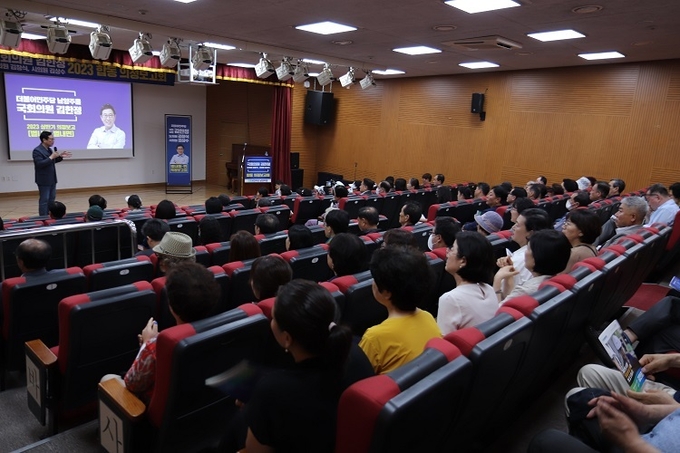 김한정 국회의원이 지역 주민들에게 상반기 의정보고를 하고 있다. (사진=김한정 의원실 제공)