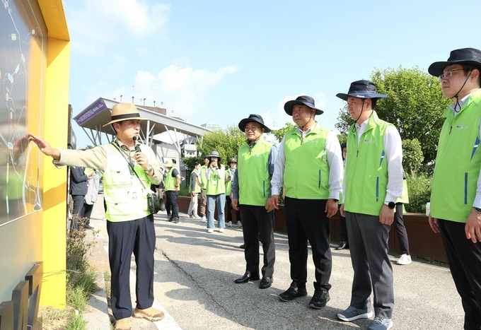 한창섭 행안부차관(우측 2번째)와 김경일 파주시장 (3번째)이 DMZ자유평화 대장정 임진각코스를 점검하고 있다. (사진=파주시 제공)