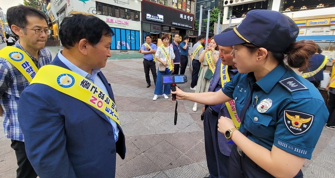 지난 23일 경찰이 구월동 로데오거리에서 열린 마약류 이용 성범죄 근절 합동 캠페인을 진행하고 있다. ( 사진 = 인천경찰청 제공 )