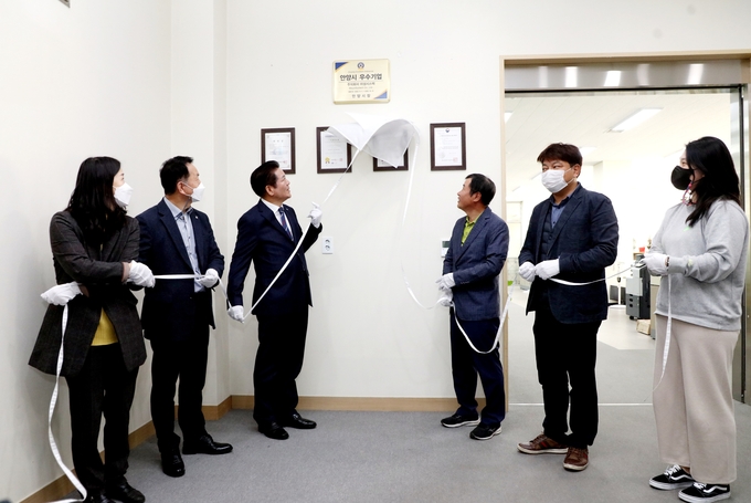 지난해 11월 안양시 우수기업으로 선정된 미섬시스텍에서 최대호 안양시장(왼쪽 세번째)이 회사 관계자들과 현판식을 갖고 있다. (사진=안양시 제공)