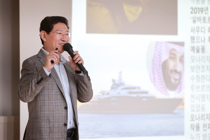 이상일 용인특례시장이 용인산림교육센터 교육관 대강당에서 미술 특강을 펼치고 있다. (사진=용인시 제공)