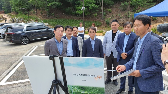 이원욱 국회의원(민주·화성을, 가운데)이 지난 23일 무봉산 자연휴양림 임시개장 전 현장점검을 실시했다.