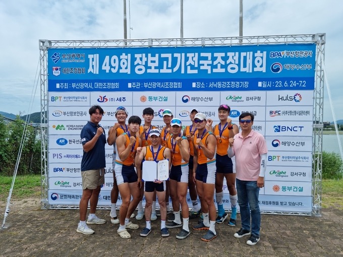 25일 부산광역시 서낙동강 조정경기장에서 열린 '제49회 장보고기 전국조정대회' 이틀째 남자대학·일반부 에이트(8인승)에서 우승한 용인특례시청 선수단이 기념사진을 찍고 있다. (사진=용인특례시청 제공)
