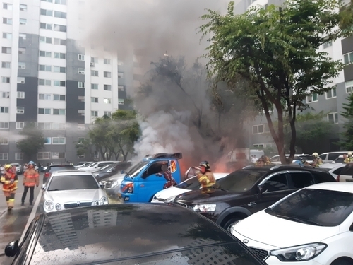 25일 오전 인천 부평구 산곡동 아파트 주차장에서 불이 나 소방관들이 진화하고 있다. ( 사진 = 연합뉴스 제공 )