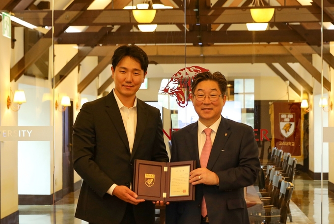기부식에서 박현배 대표(좌측)가 김동원 총장(우측)으로부터 감사패를 전달받고 있다. (사진=고려대학교의료원 제공)