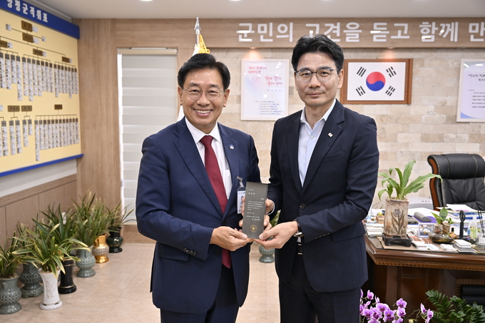 양평군이 헌혈유공 단체에 선정된 가운데 전진선 양평군수가 기념촬영을 하고 있다. (사진=양평군 제공)