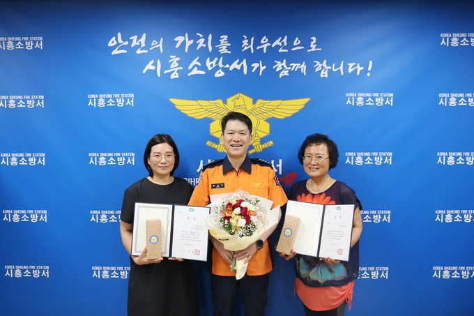 좌측부터 성희경 해오름유치원 원감, 홍성길 시흥소방서장, 방순자 해오름유치원 원장. (사진=시흥소방서 제공)