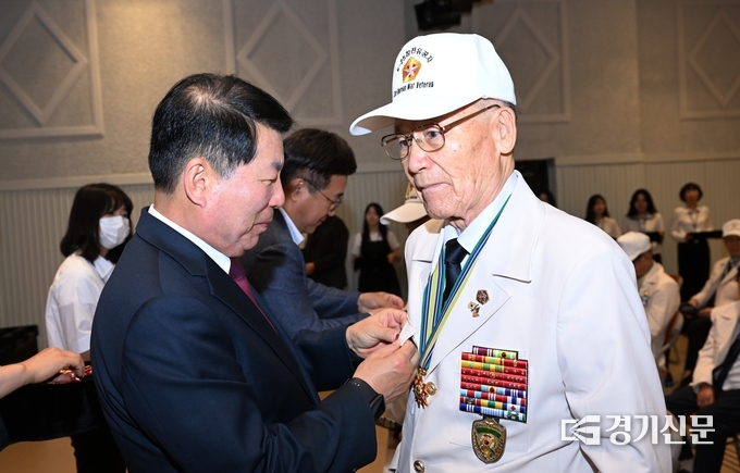 백경현 구리시장이 참전용사에게 호국 영웅메달을 달아드리고 있다.(사진=구리시 제공)