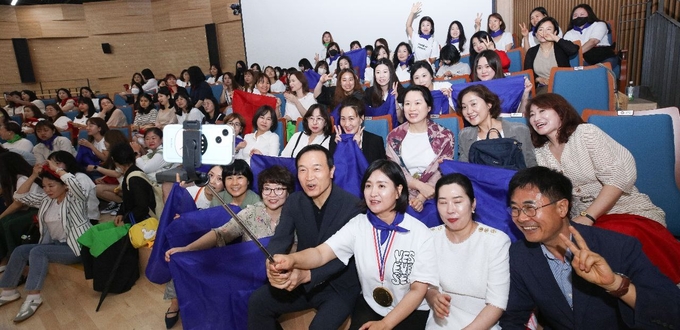 26일 아레나 홀에서 소통 콘서트에 참여한 임태희 교육감과 학부모들이 단체사진을 촬영하고 있다. (사진=경기도교육청 제공)