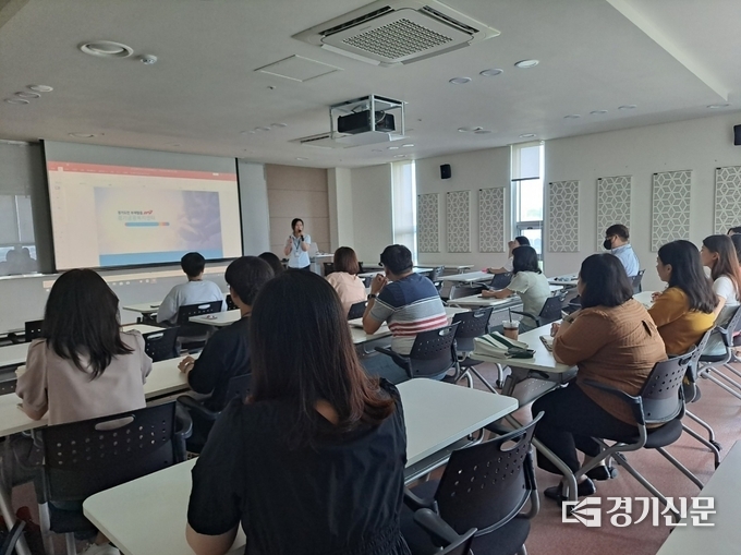 금융복지서비스 담당자 대상으로 맞춤형 금융서비스연계를 위한 교육을 실시하고 있다. (사진=안성시 제공)