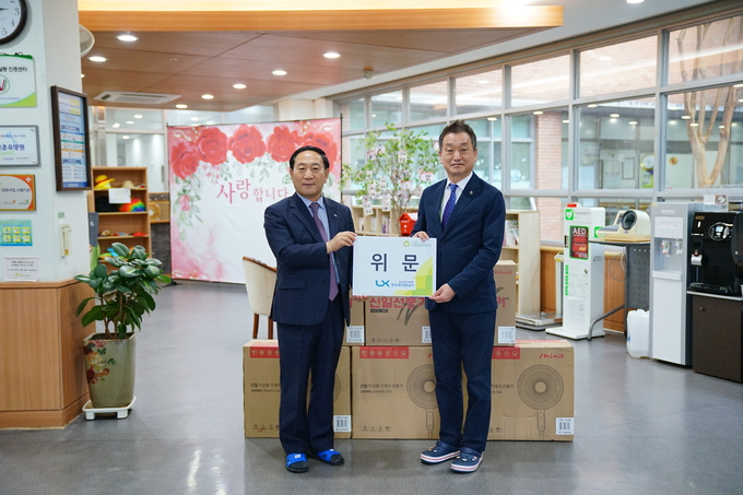 한국국토정보공사 경기남부지역본부에서 수원보훈요양원에 기부품을 전달했다. (왼쪽) 윤한필 경기남부지역본부장. (사진=한국국토정보공사 경기남부지역본부 제공)