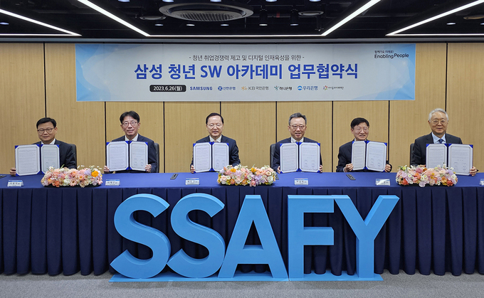 삼성과 신한, KB국민, 하나, 우리은행 등 4대 은행이 26일 서울 강남구 SSAFY 서울캠퍼스에서 청년 취업경쟁력 제고 및 디지털 인재육성을 위한 '삼성 청년 SW 아카데미 업무협약'을 맺었다. (왼쪽부터) 우리은행 이원덕 행장, KB국민은행 이재근 행장, 삼성전자 박학규 사장, 신한은행 정상혁 행장, 하나은행 이승열 행장, 아이들과미래재단 이훈규 이사장. (사진=삼성 제공)