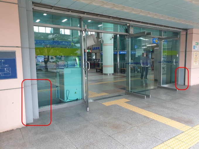 26일 세류역 입구. 입구 양 쪽에 차수판을 고정할 지지대가 설치돼 있지 않다. (사진=나규항 기자)