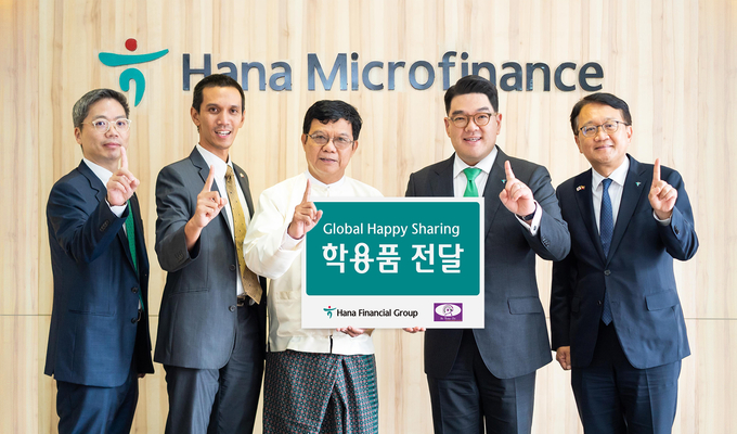이은형 하나금융그룹 부회장(왼쪽 4번째)이 학용품 전달식에서 현지 구호단체 관계자 등과 함께 기념촬영을 하고 있다. (사진=하나금융그룹 제공)
