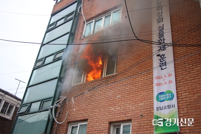 상대원 재개발주택단지 내에서 실물화재 진압훈련이 진행 중이다. (사진=성남소방서 제공)