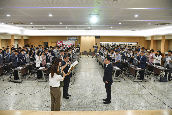 김포시 김병수 시장이 간부공무원들에게 민선 8기 1주년 청렴 실천 선언식을 받고 있다. (사진=김포시 제공)
