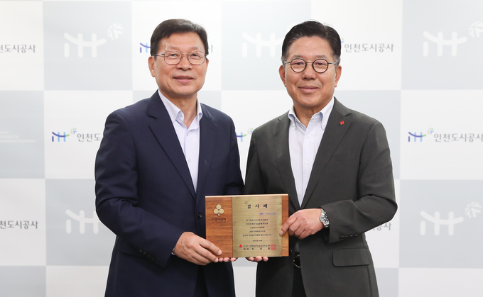 지난 19일 인천도시공사에서 조동암 인천도시공사 사장(왼쪽)과 조상범 인천공동모금회장이 기념촬영하고 있다. ( 사진 = 인천사회복지공동모금회 제공 )