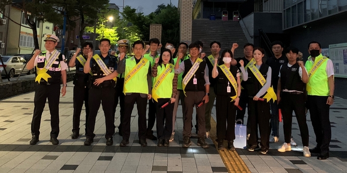 지난 26일 오후 인천 연수구 동춘동 함박마을에서 연수서 외사계, 인천출입국‧외국인청, 인천경찰청 외사과‧국제범죄수사계가 합동으로 범죄예방캠페인을 실시한 뒤 기념촬영하고 있다. ( 사진 = 연수경찰서 제공 )